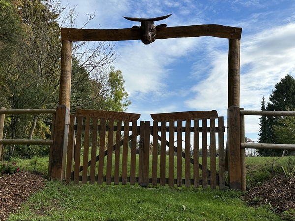 Nous fermons la boucle en passant devant l'entrée de la maison du sculpteur Steve Armance.