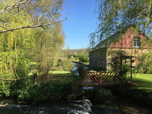 Traversée de la Durdent le long d'un ancien moulin.