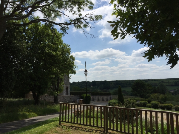 Nous partons du parking de l'église Saint-Pierre (XVIIe) qui surplombe la vallée du Fouillebroc.
