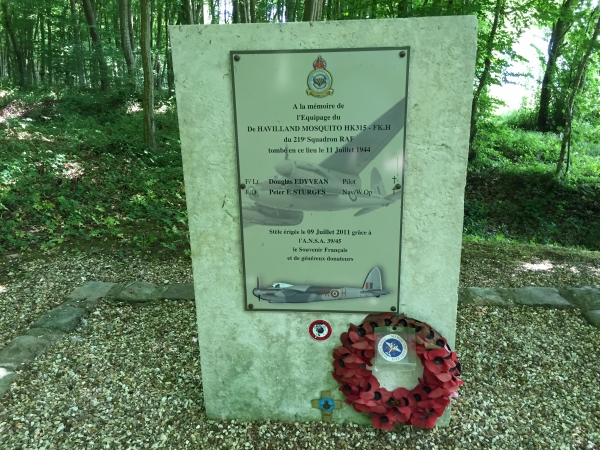 Stèle en la mémoire de l'équipage du Mosquito HK315, tombé ici en 1944.
