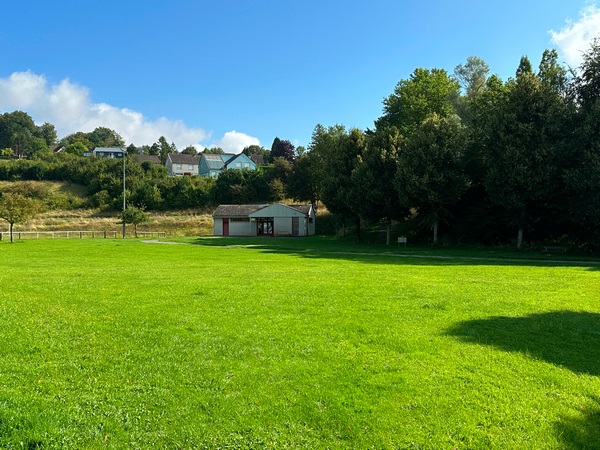 Nous partons du parking du stade et longeons l'aire des campings cars pour rejoindre la route du Mont Landrin.