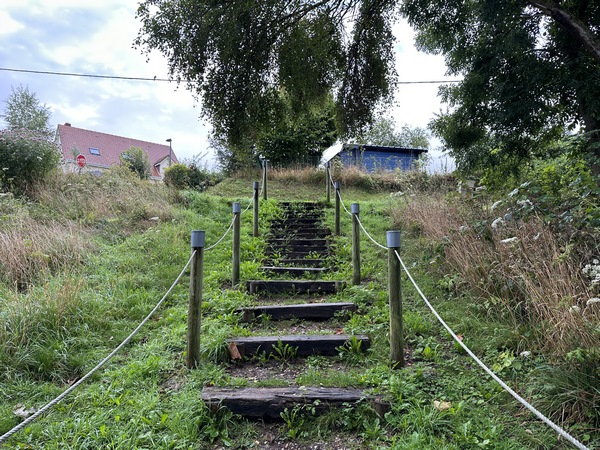Un escalier relie le stade à la route.