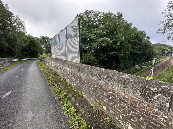 Passage au-dessus de la ligne de Montérolier-Buchy à Motteville. Cette ligne est parcourue quotidiennement par des trains de fret uniquement. Exceptionnellement, elle peut servir d'itinéraire de détournement du trafic voyageur depuis et vers Le Havre. (Wikipedia).