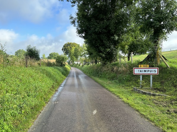 Nous entrons dans Etaimpuis par la D100.
