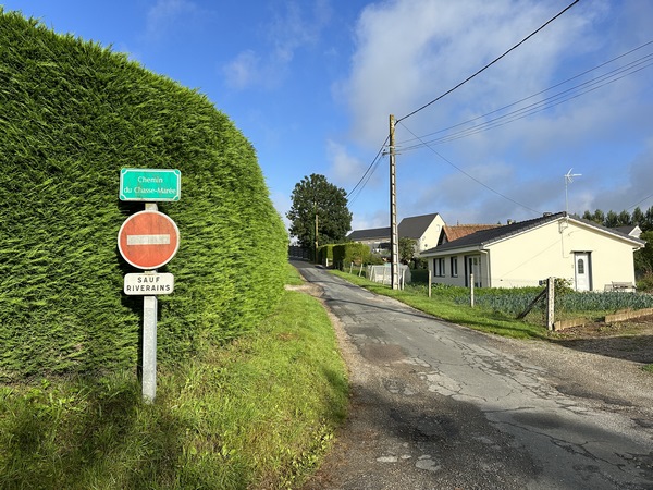 Dans Etaimpuis, nous rejoignons le GR210 que nous allons suivre vers le sud jusqu'à Clères.