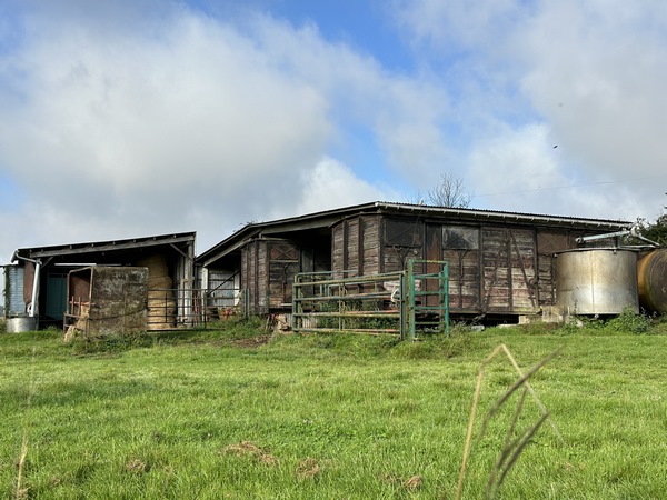 A proximité de la ligne Rouen-Dieppe, nous remarquons ce hangar en bordure de champ. Il est constitué de deux anciens wagons de marchandises.