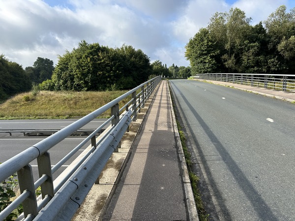 Nous franchissons l'A29 par la D3.