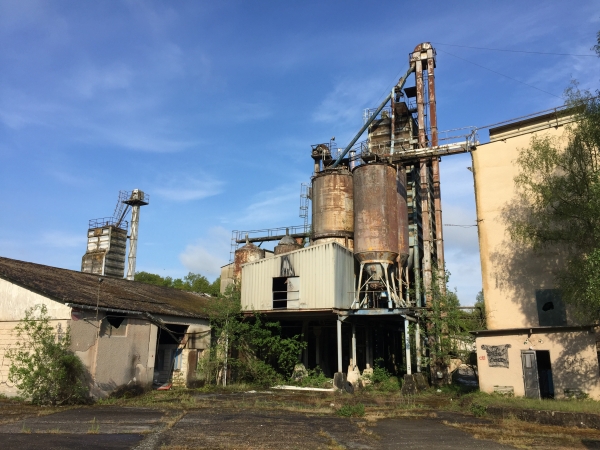 Dans le vallon, aux pieds du Bois de Mézières, nous passons devant les vestiges d'une ancienne carrière. L'exploitation des pierres était l'une des plus grosses activités de Vernon aux XVIII et XIXe siècles.