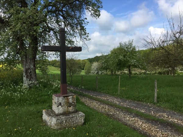 La Croix aux Prussiens. En 1870, pour avoir tenté de soustraire les fusils de la garde nationale, les prussiens criblent le village de Mézières d'obus, et l'arrière-garde traverse le village la torche à la main, met le feu à une soixantaine de maisons. (Louis-Paul Rolin, 1874, La Guerre dans l'Ouest : campagne de 1870)
