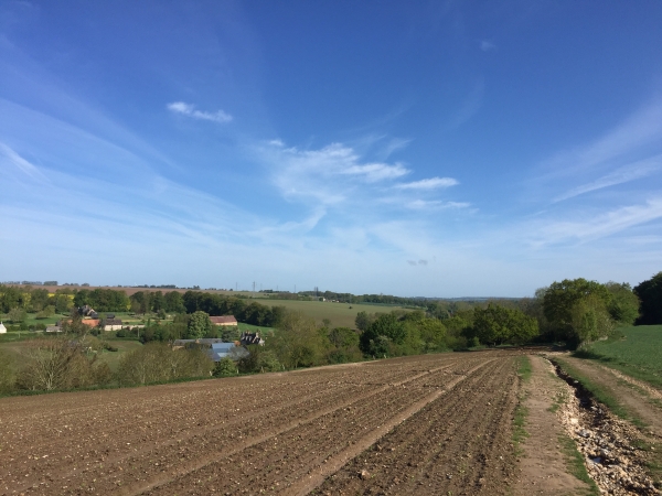 GR212 en chemin de crête au-dessus du hameau de Gourel.