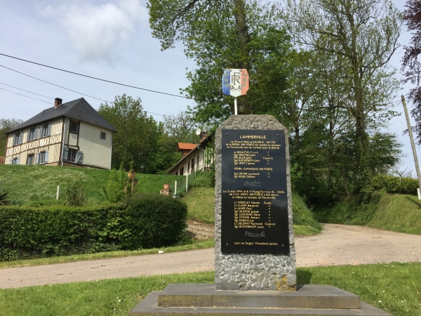 Lammerville, stèle en mémoire du Halifax LW722 et du B17 tombés en 1944.