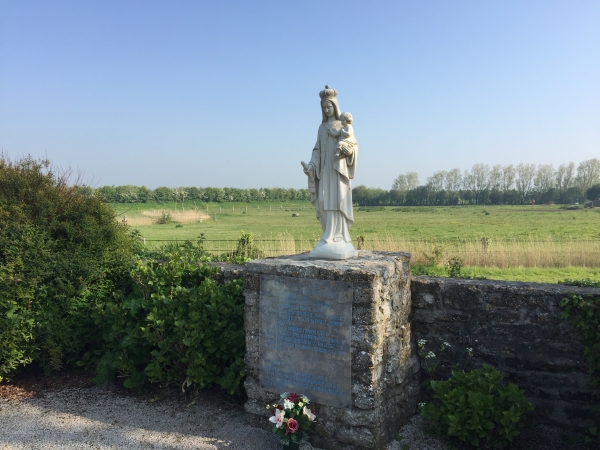 Chemin du Feu, à cet endroit, au bord de la mer, on découvrit dans la vase une statue de la Vierge à l'enfant du XIIIe siècle.