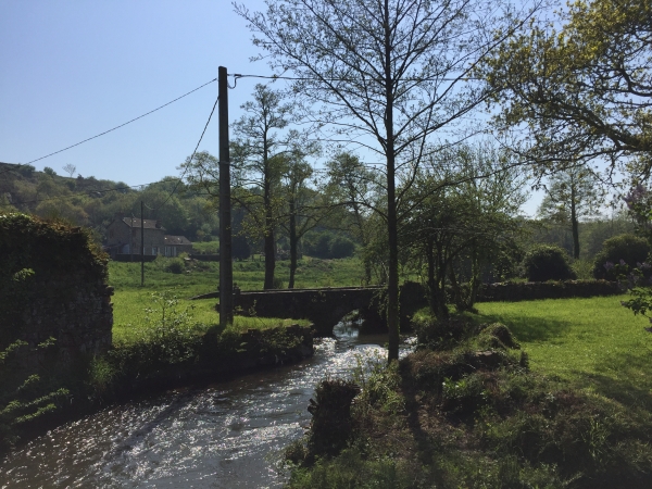 La rivière Sinope vue de la passerelle du gué.