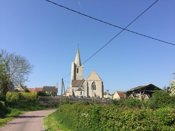 St-Martin-de-Varreville, nous partons vers la Chasse Godet. Regard arrière vers l'église Saint-Martin (XIe/XIIe).
