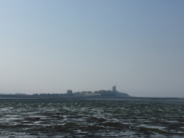 Au loin, nous distinguons déjà le Fort de la Hougue.
