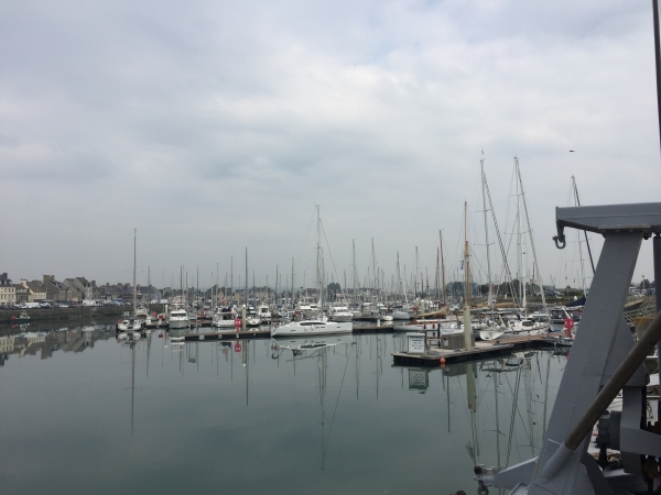 St-Waast-la-Hougue, le port. Nous quittons le bord de mer pour suivre le chemin piétonnier qui ferme la boucle.