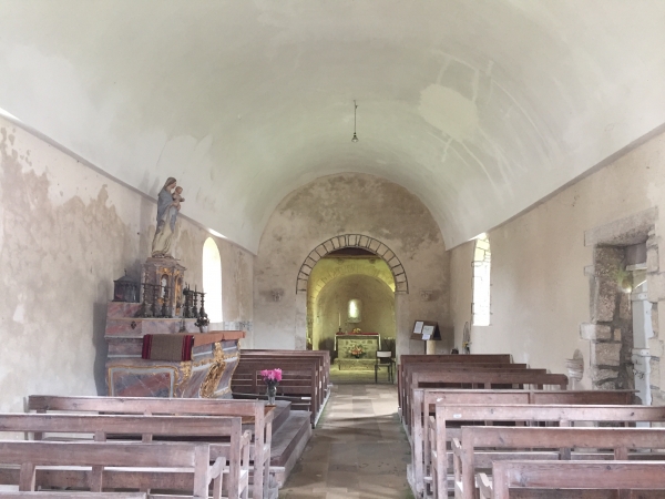 La porte ouverte de la Chapelle des Marins nous invite à entrer. La sobriété de la nef contraste avec le choeur, où sont rassemblés des bancs sur lesquels sont posés, de manière touchante, des cahiers et des petits coussins personnalisés (cf l'album de la rando). Touchés par l'ambiance de cette chapelle, nous oublions de déclencher l'enregistrement GPS, d'où le décalage entre le départ et l'arrivée de la trace.