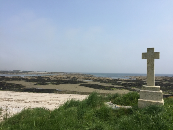 Nous arrivons en bord de mer au niveau du Havre de Crabec. Nous suivons le GR223 en direction du phare.