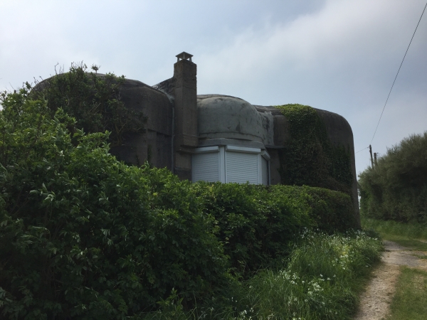 Nous revenons vers le centre de Gatteville par le chemin des Blockhaus. Certains, comme ici, sont aménagés en habitation.