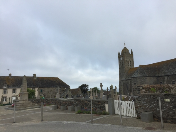 Nous partons de la place dominée par l'église Saint-Pierre (XVIIIe) et sa tour carrée surmontée d'une coupole hexagonale, et nous partons en direction du nord-est.