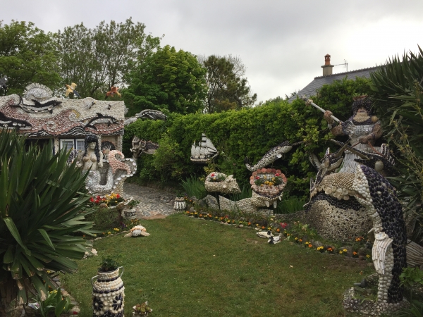 A Clairefontaine, nous passons devant la Maison aux Coquillages. Monsieur Clément était chaudronnier, et à la retraite a décidé d'agrémenter sa maison avec des coquillages, au grand bonheur de ses petits-enfants, et des visiteurs.