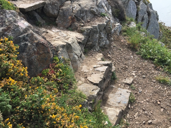 Le sentier du littoral est parfaitement entretenu, avec même des marches taillées dans la pierre lors des passages un peu raides.