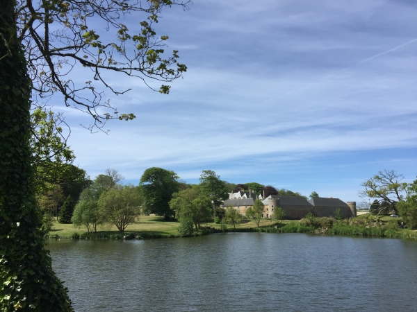 Nous sortons majestueusement du bois en face du château de Flamanville.