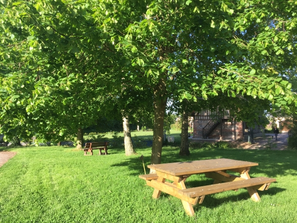 Place de la mairie de Fultot, aire de pique-nique.