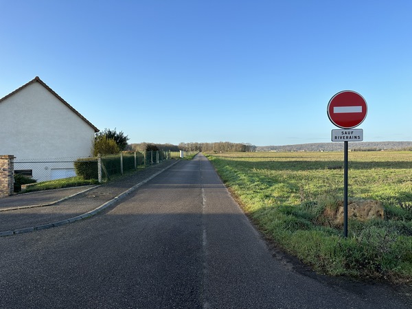 Nous partons de la mairie de Martot, et sortons du bourg ici, par le chemin Saint-Nicolas.