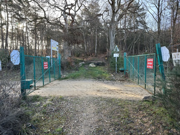 Nous entrons en forêt en passant entre les carrières.