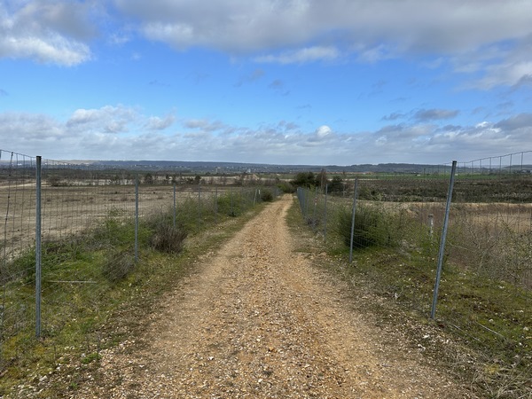 Notre chemin passe entre carrières, anciennes ou encore actives.