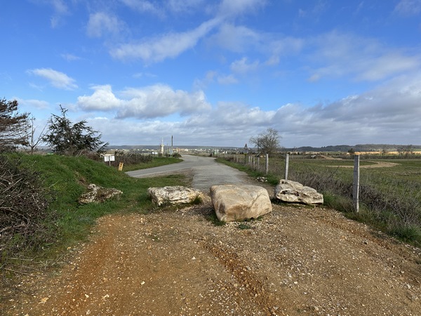 Nous quittons le chemin des carrières pour suivre la route Chemin du Catelier.