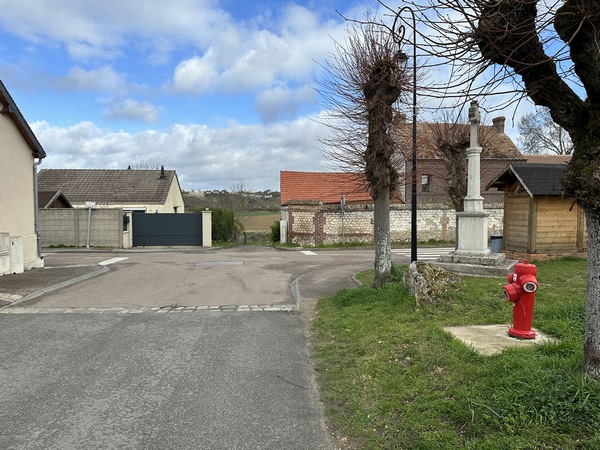 A Criquebeuf-sur-Seine, nous continuons tout droit pour rejoindre le bord du chenal.