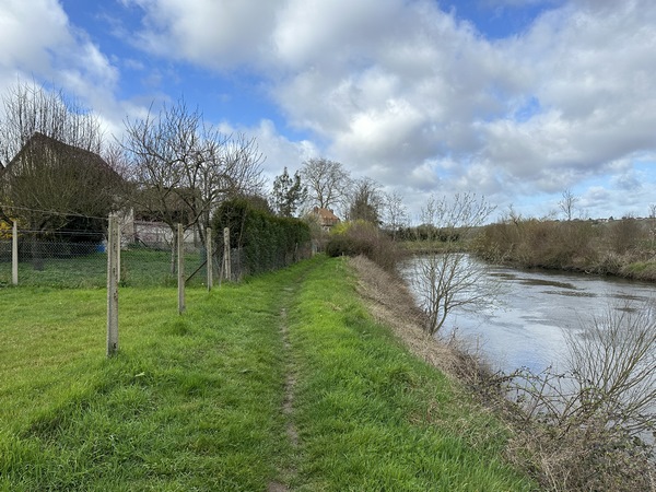 Nous suivons le sentier qui longe le chenal.&nbsp;L'Eure coule ici dans un chenal qui permettait aux bateaux d'éviter le "Pertuis de Martot", passage difficile sur la Seine. Ce chenal a été créé en reliant plusieurs îles de Seine et en draguant un ancien bras du fleuve.