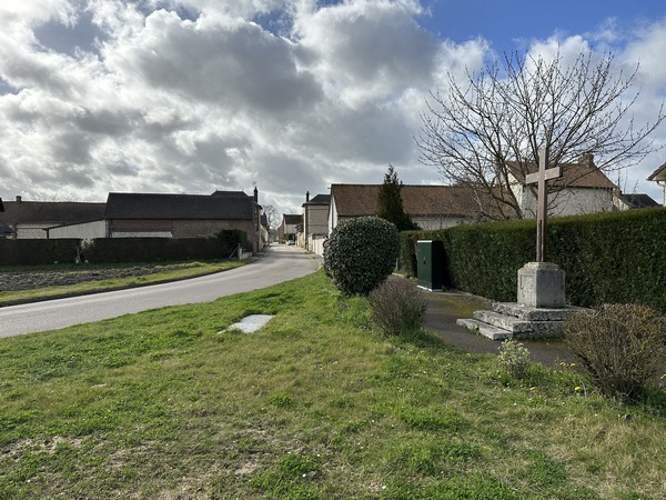 Nous quittons le chenal pour suivre la rue de l'Eure qui traverse Martot jusqu'à notre point de départ.