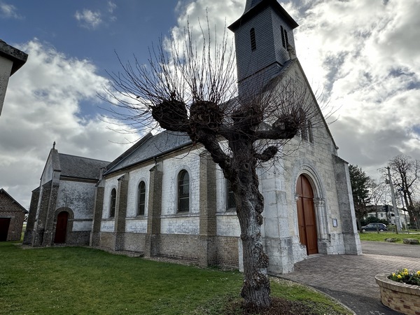 Nous longeons l'église Saint-Aignan, construite en 1857 par la famille Grandin de L'Eprevier, pour remplacer l'ancienne église paroissiale, devenue chapelle du château (Wikipedia)