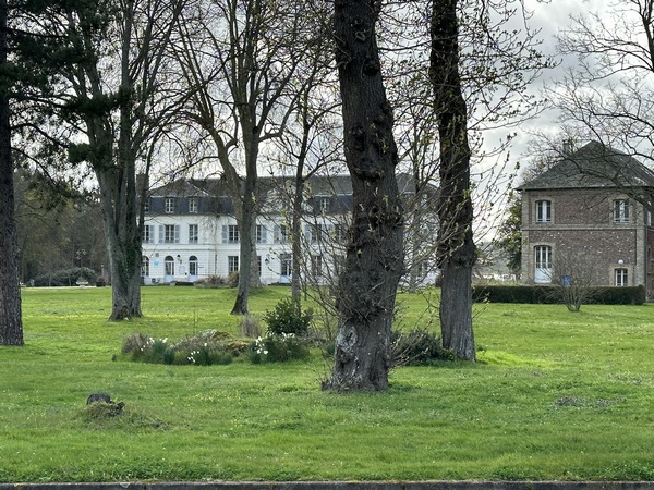 Nous longeons le château, devenu propriété de la Communauté d'Agglomération, et continuons jusqu'à la mairie.
