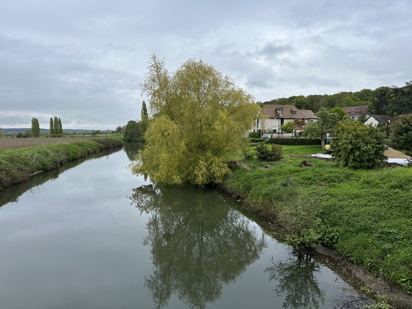 Coup d'oeil sur l'Eure depuis la passerelle.