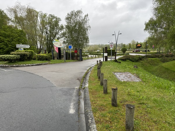 Nous entrons dans la base de loisir de Léry Poses.