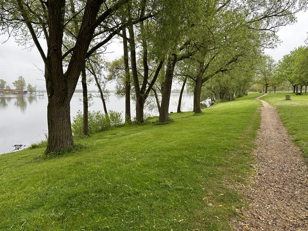 La promenade le long de l'étang est vraiment agréable. Les berges sont totalement désertes en ce matin d'avril, mais il vaut mieux éviter ce circuit un après-midi d'été !