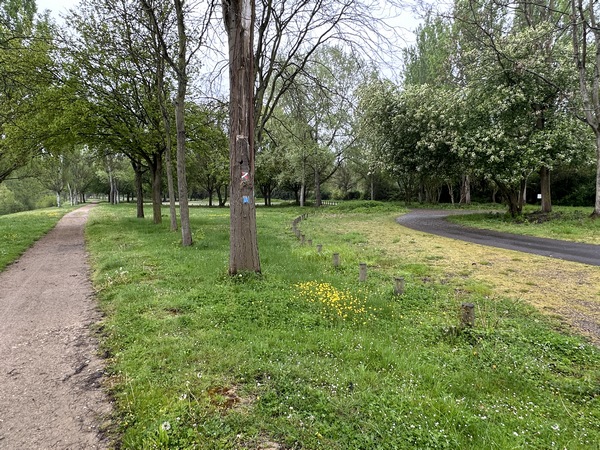 Nous quittons l'étang pour suivre le GR2 vers Léry.