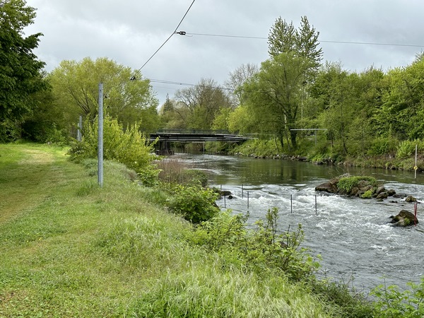Nous voyons déjà le pont de la Route de Seine que nous allons traverser pour changer de rive. A droite ce sont les installations de canoë-kayak de Val-de-Reuil.