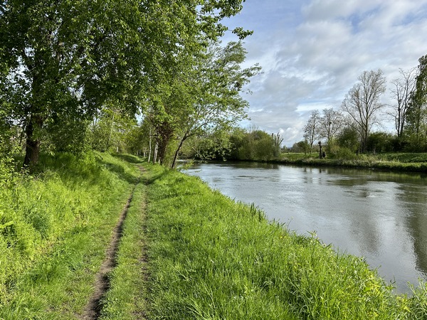 Nous longeons maintenant l'Eure sur sa rive gauche.