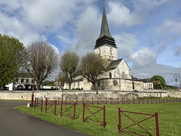 Nous arrivons au niveau de l'église Saint-Ouen (XIIe) de Léry.