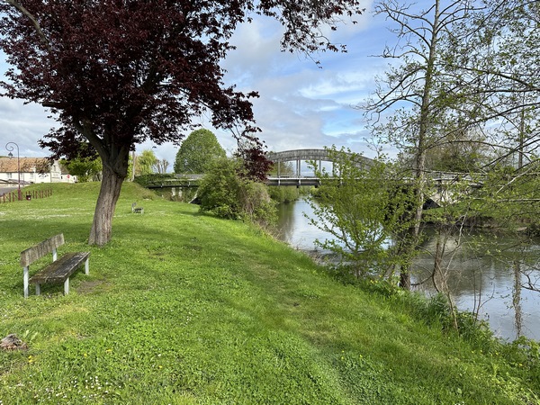 Nous allons traverser le pont de la rue du 8 Mai.