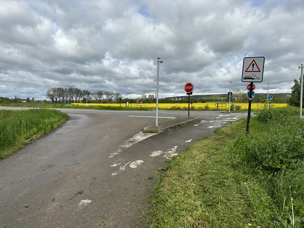 Nous fermons la boucle au niveau de la rue du Gros Saule. Nous allons continuer en face pour rejoindre les Damps par la Voie Verte.