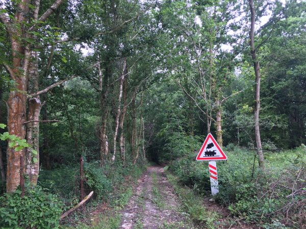 Comment se fait-il que la vieille voie ferrée vers St-Valéry, ouverte en 1875, soit signalée de panneaux assez récents ? La ligne est fermée aux voyageurs depuis la décision de la cour administrative d'appel de 2010, mais la ligne dessert encore, de manière ponctuelle, le terminal de Paluel.