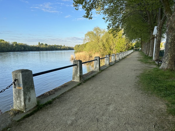 Le circuit commence sur les quais de Oissel, aménagés en promenade.