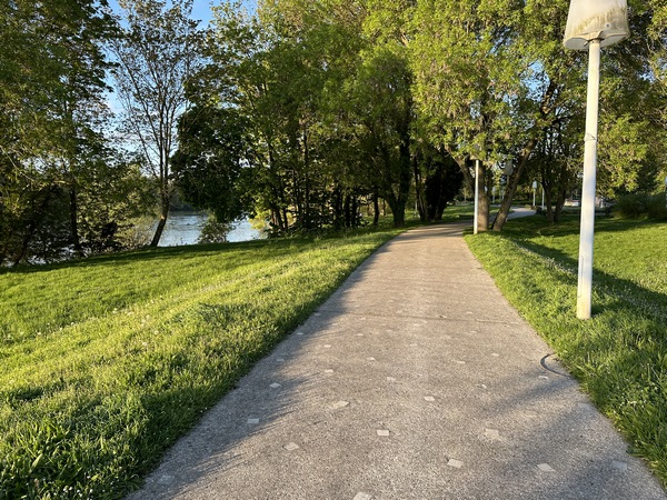 La promenade des quais se prolonge en direction du parc du château de la Marquise. Ancien château de la marquise de Frondeville, désormais propriété de la ville, son parc est accessible librement. On peut y passer pour découvrir le château.