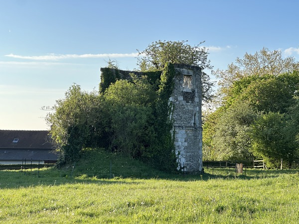 En suivant le GR2, nous montons au Catelier. L'ancien moulin à vent est sur une propriété, mais la ruine est bien visible depuis le chemin.